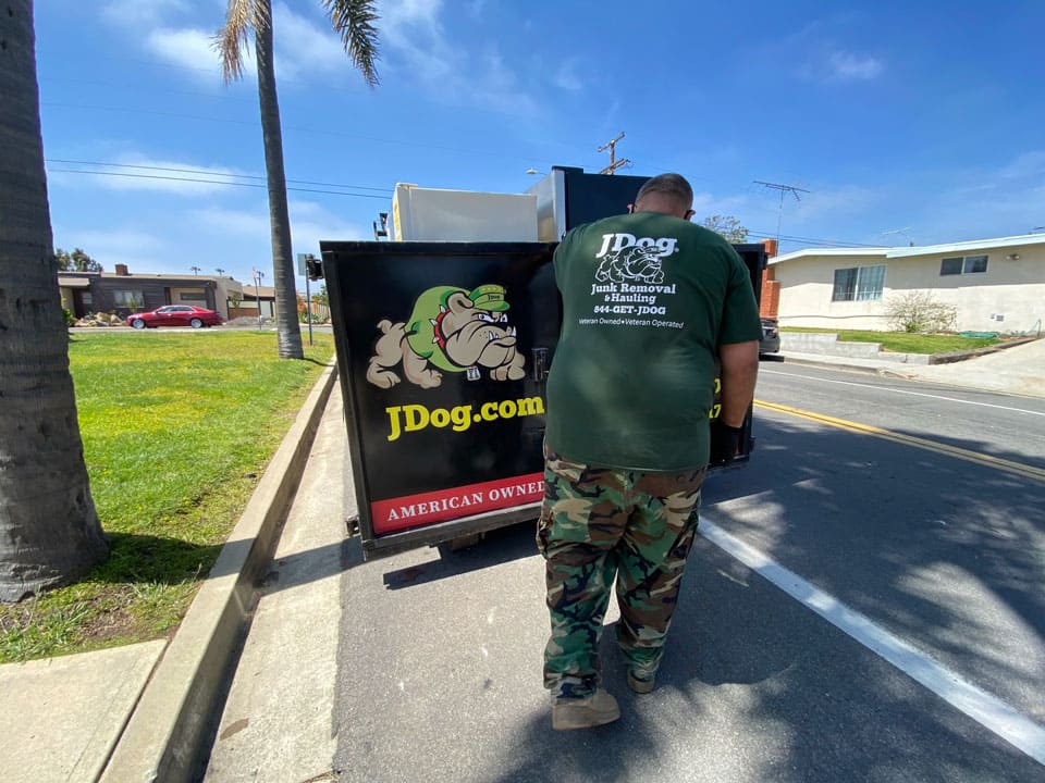 Looking for junk removal in Vista, CA